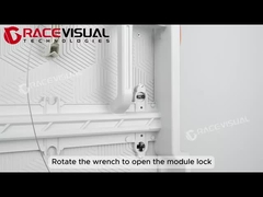 لوحة إعلانية تجارية ملونة كاملة في الهواء الطلق